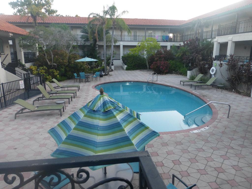 Red Roof Plus+ & 2* Tampa